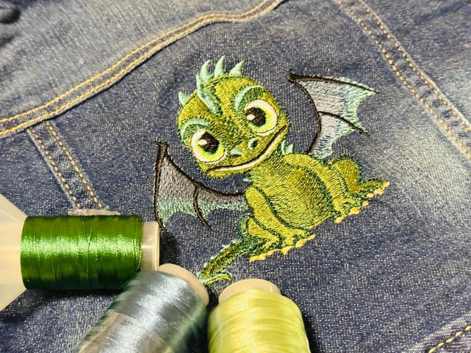 Drache Stickdatei – der freche Mini-Feuerspucker zum Verlieben für deine Stickmaschine - Sewando