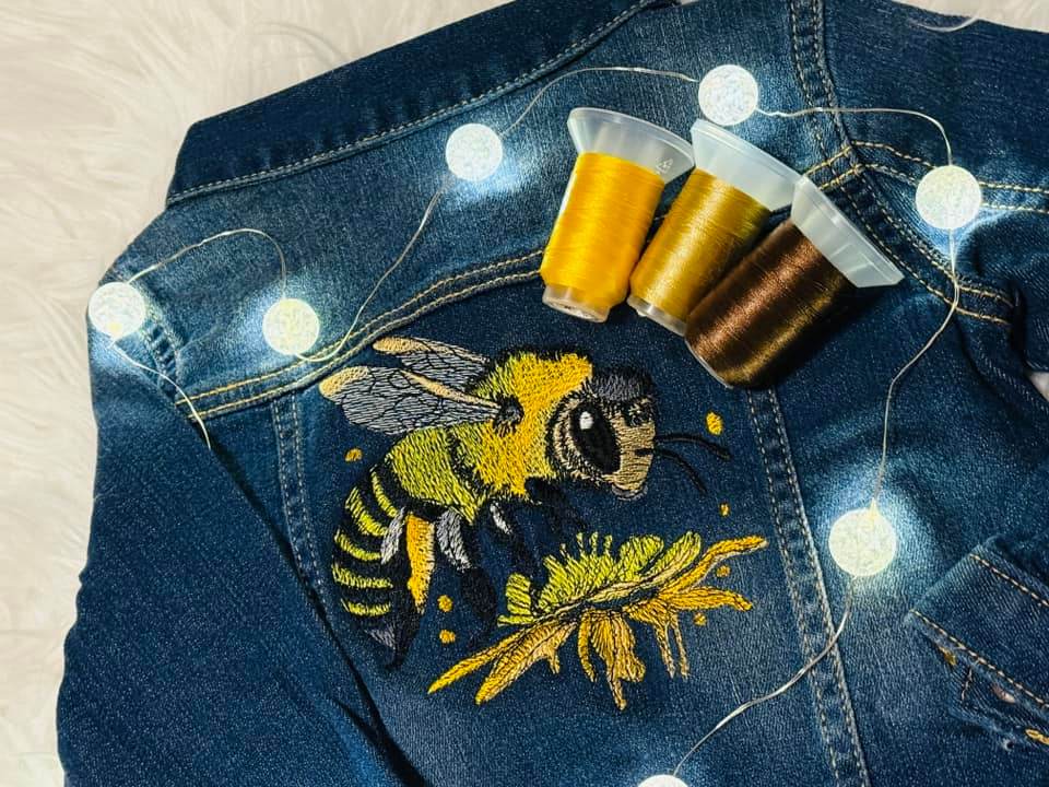 Detailreiche Biene auf Blüte – Stickdatei für deine Stickmaschine - Sewando