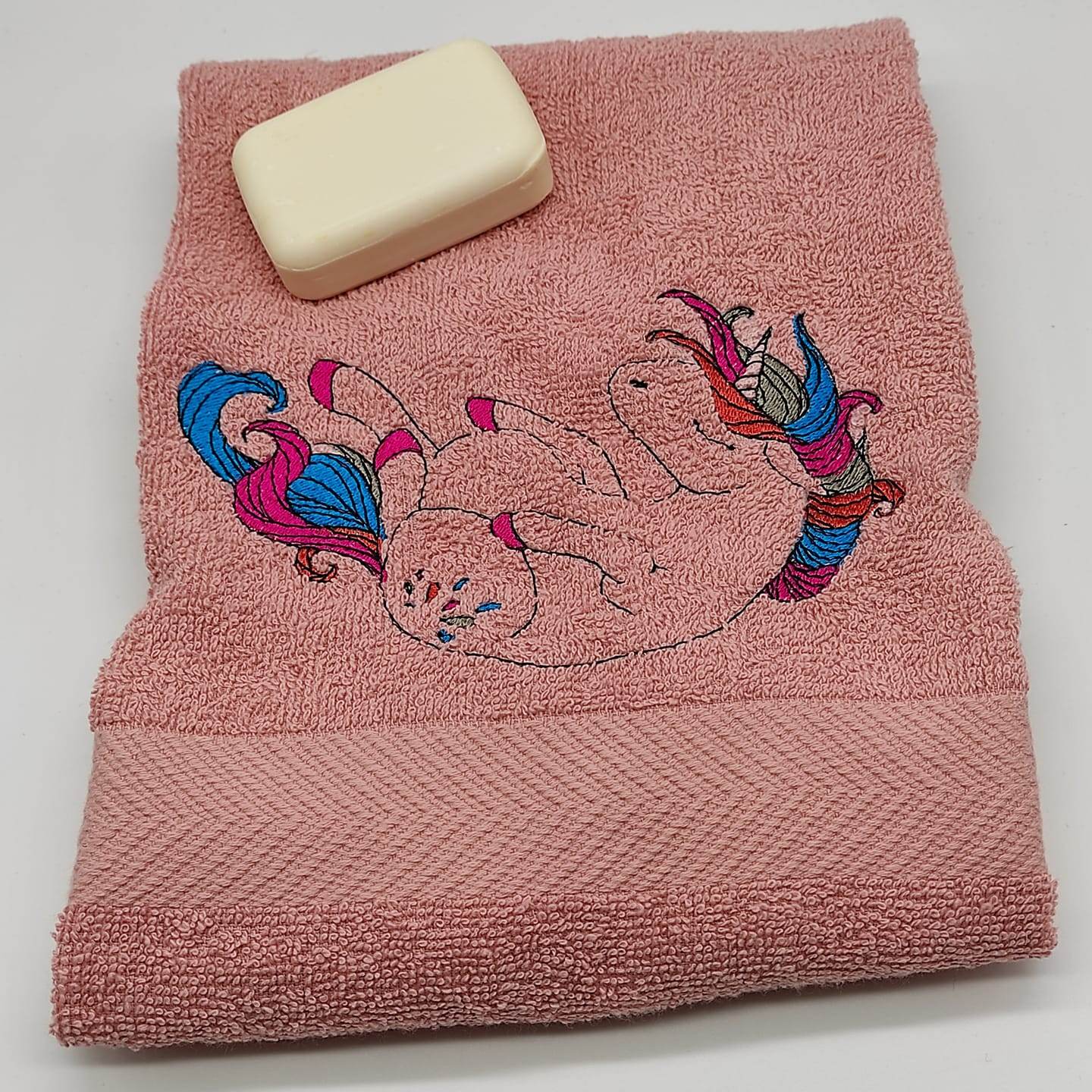 Einhorn Stickdatei, verspieltes Kindermotiv für deine Stickmaschine - Sewando