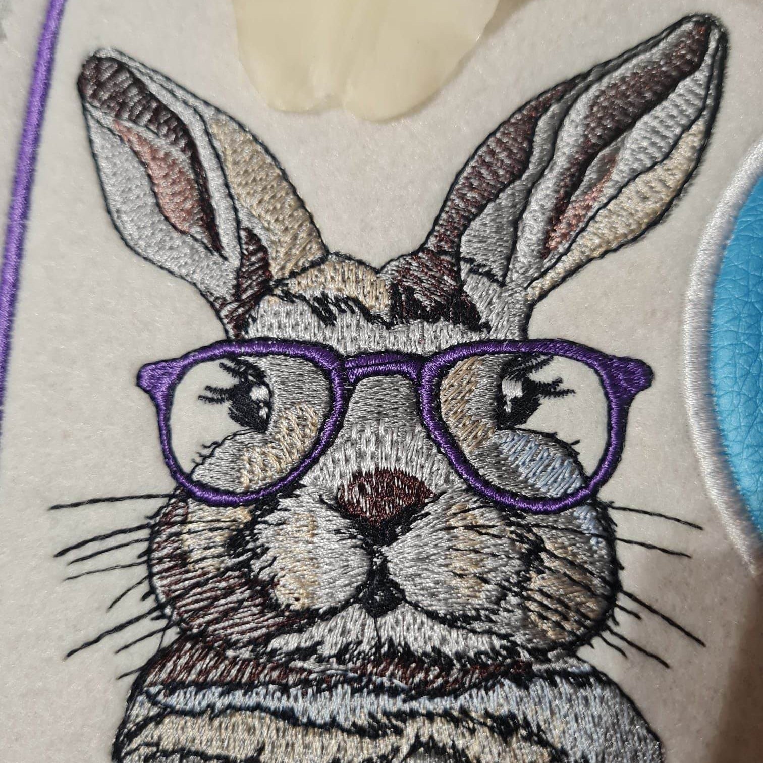 Hase Stickdatei – der stylische Schlappohr-Charmeur mit Brille für deine Stickmaschine - Sewando