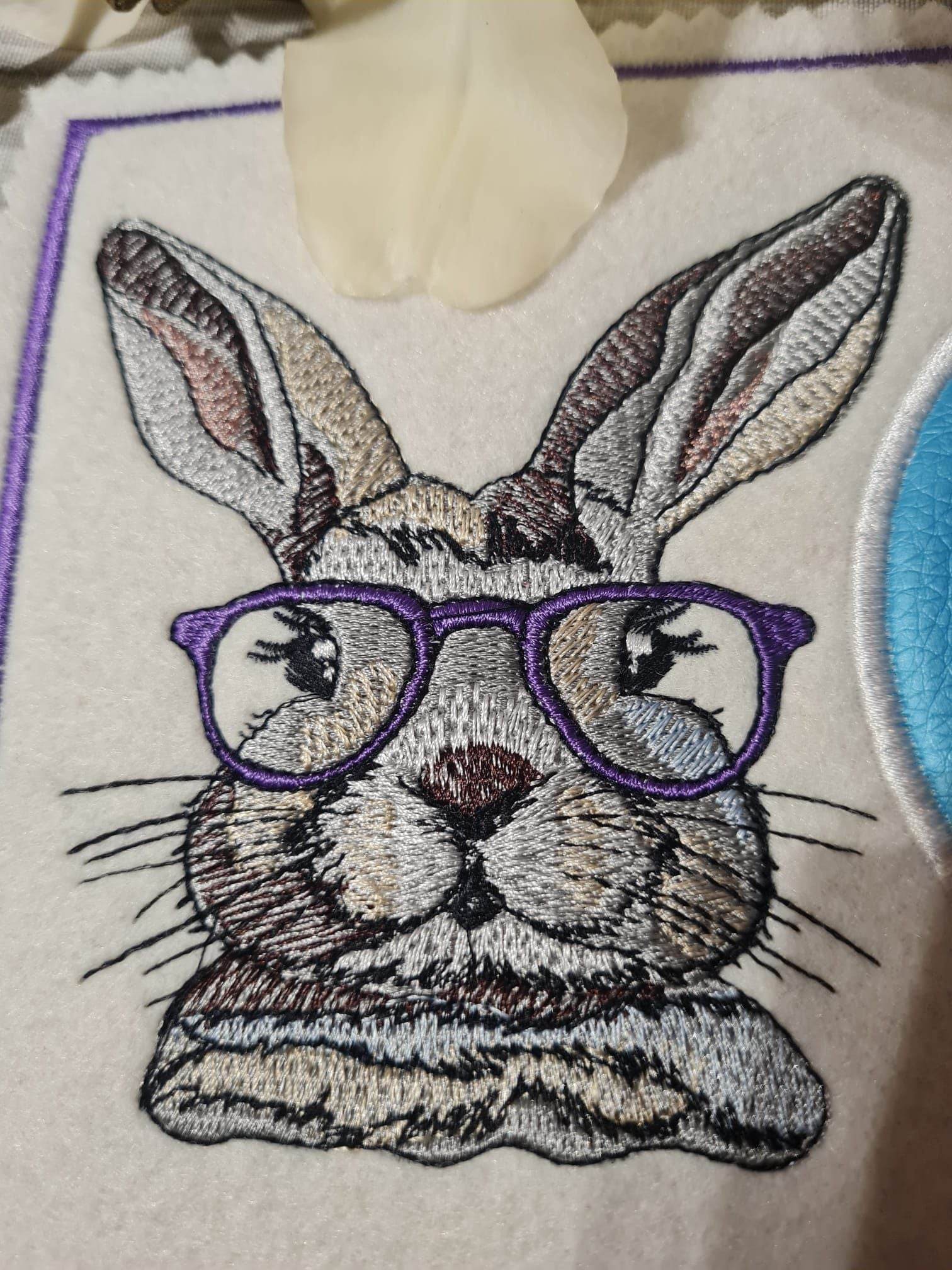 Hase Stickdatei – der stylische Schlappohr-Charmeur mit Brille für deine Stickmaschine - Sewando