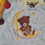 Teddy Stickdatei – kuscheliger Träumer auf dem Mond für deine Stickmaschine - Sewando