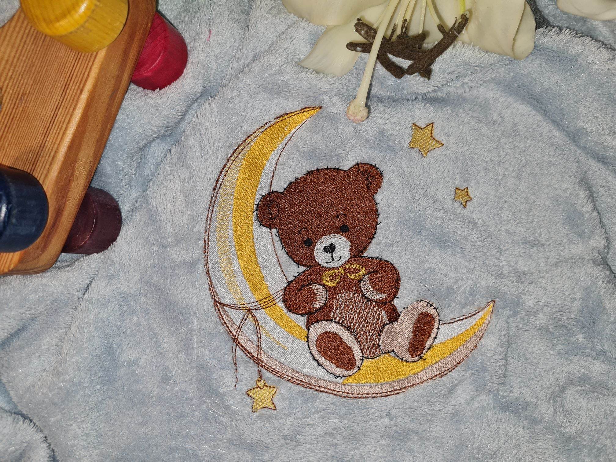 Teddy Stickdatei – kuscheliger Träumer auf dem Mond für deine Stickmaschine - Sewando