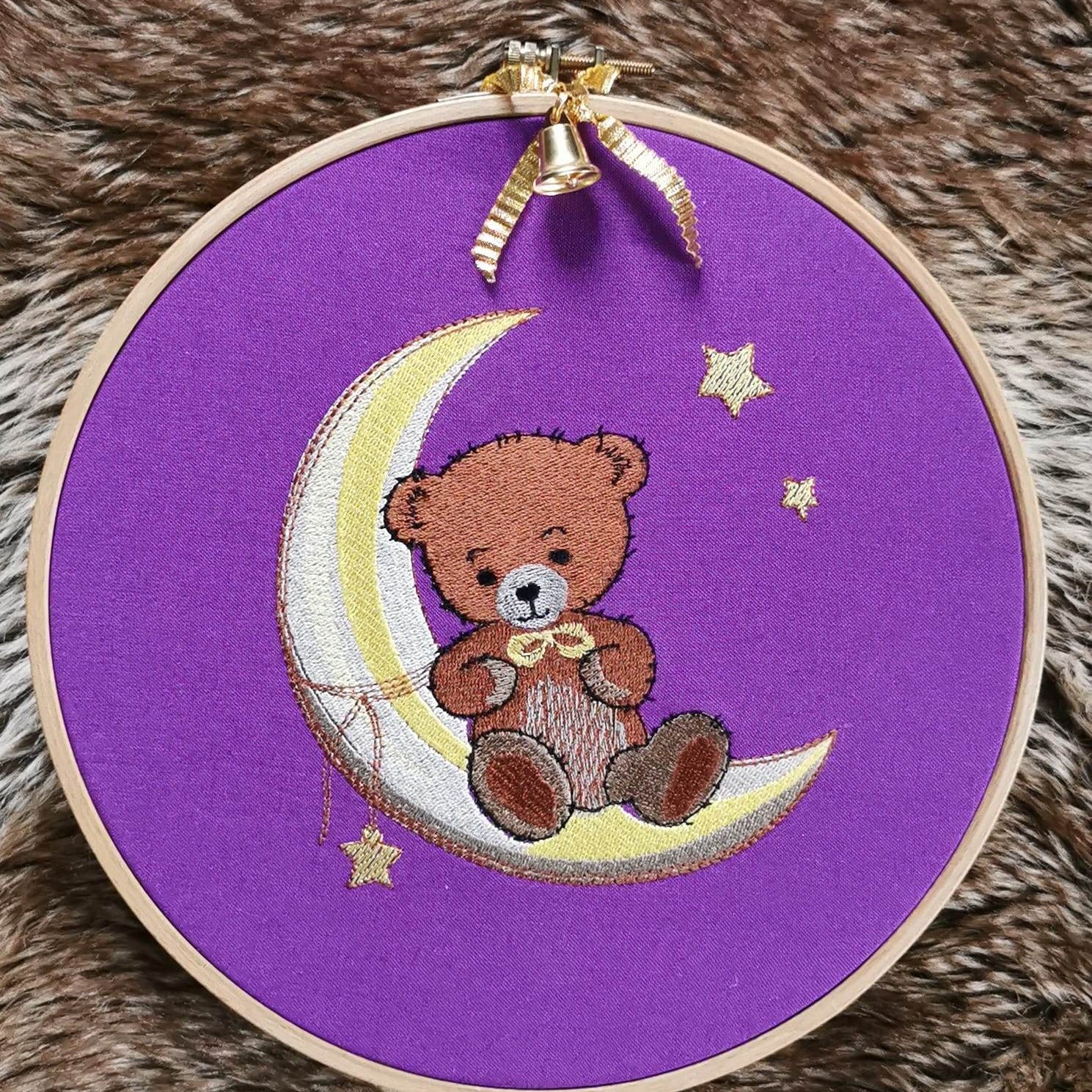 Teddy Stickdatei – kuscheliger Träumer auf dem Mond für deine Stickmaschine - Sewando