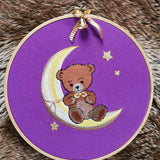 Teddy Stickdatei – kuscheliger Träumer auf dem Mond für deine Stickmaschine - Sewando