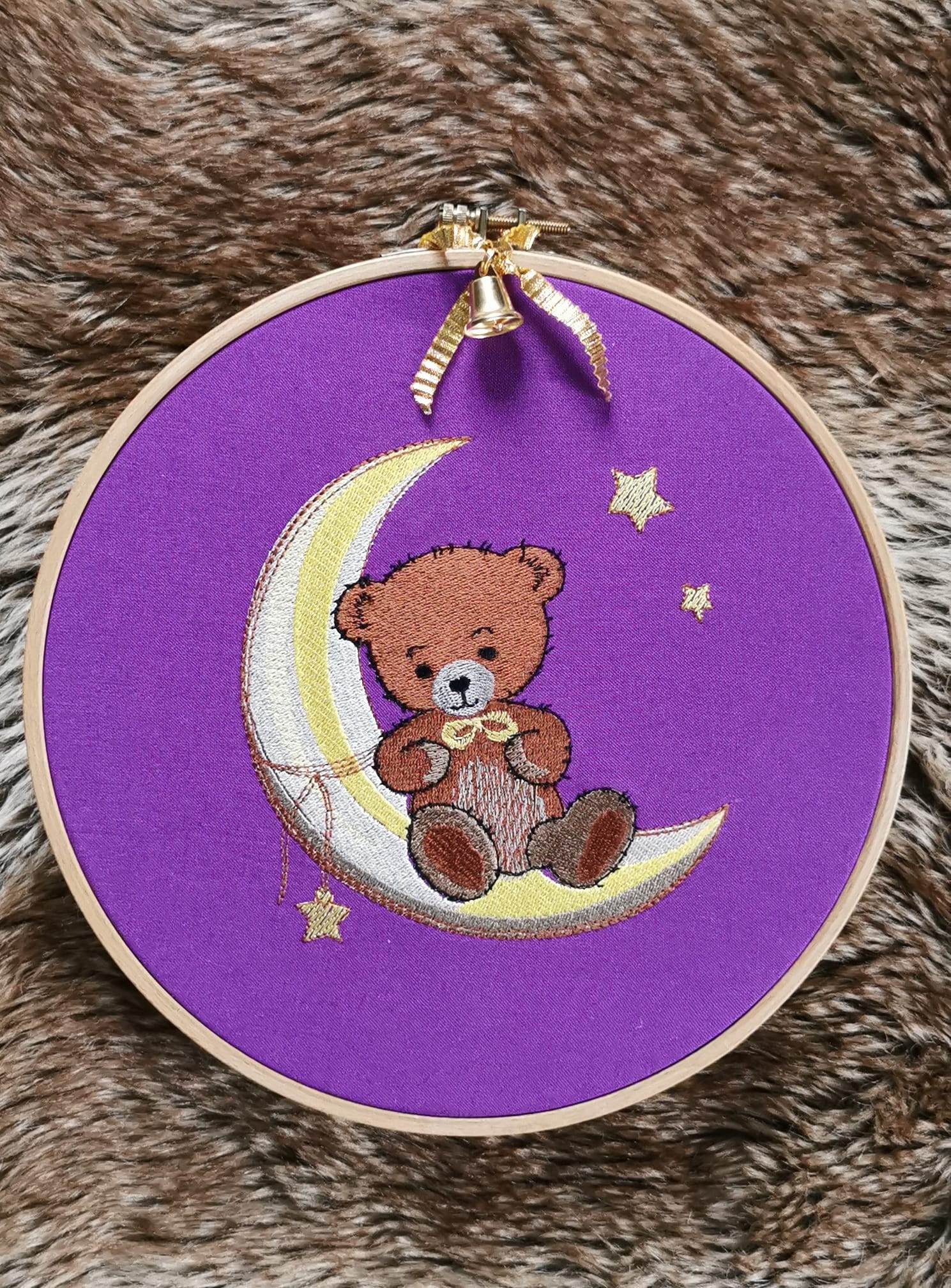 Teddy Stickdatei – kuscheliger Träumer auf dem Mond für deine Stickmaschine - Sewando