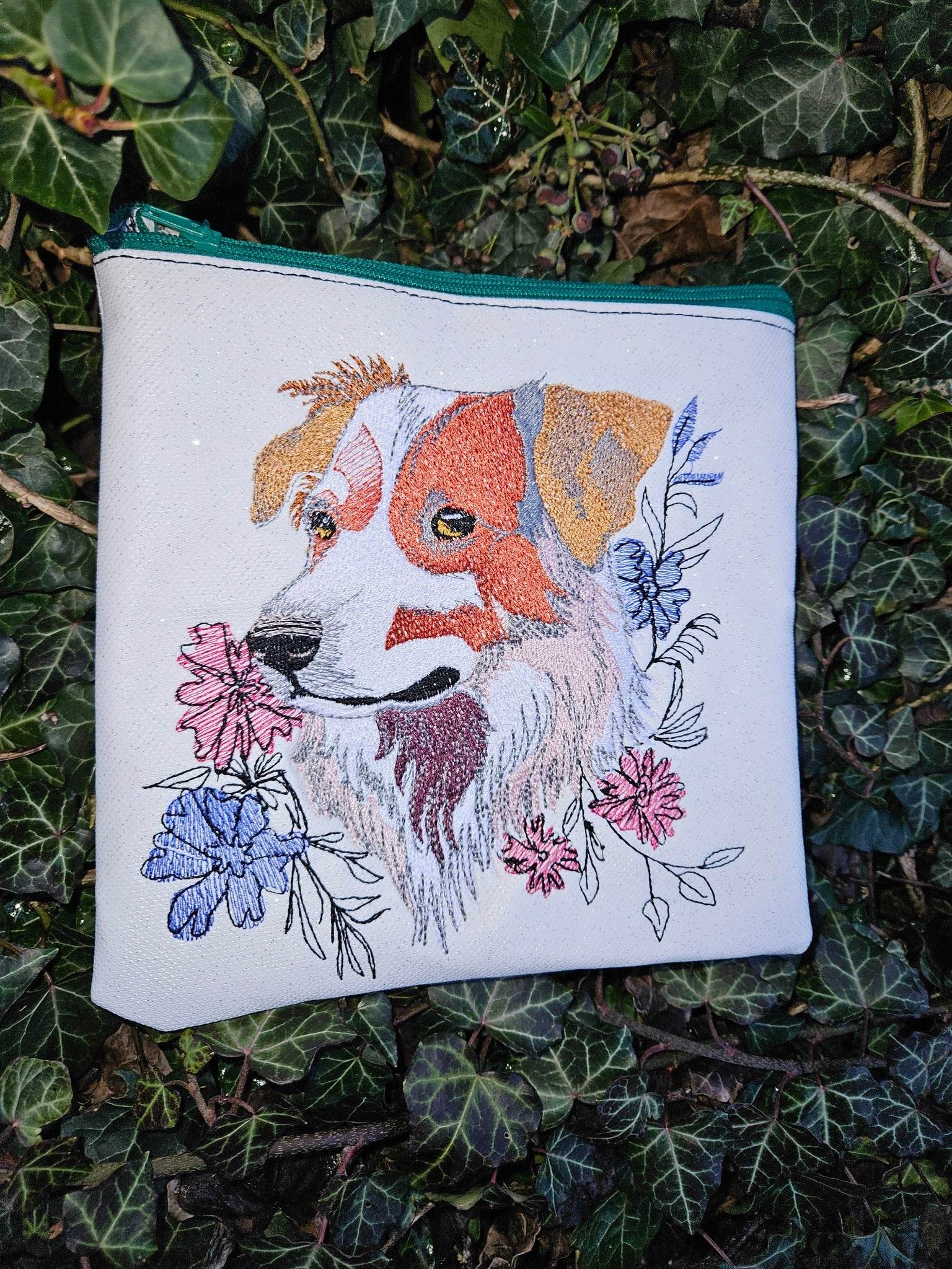 Hund Stickdatei – treuer Blick und Blumenzauber für deine Stickmaschine - Sewando