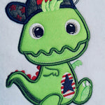 Dino Applikation Stickdatei – cooler Dino mit Basecap für kleine Abenteurer - Sewando