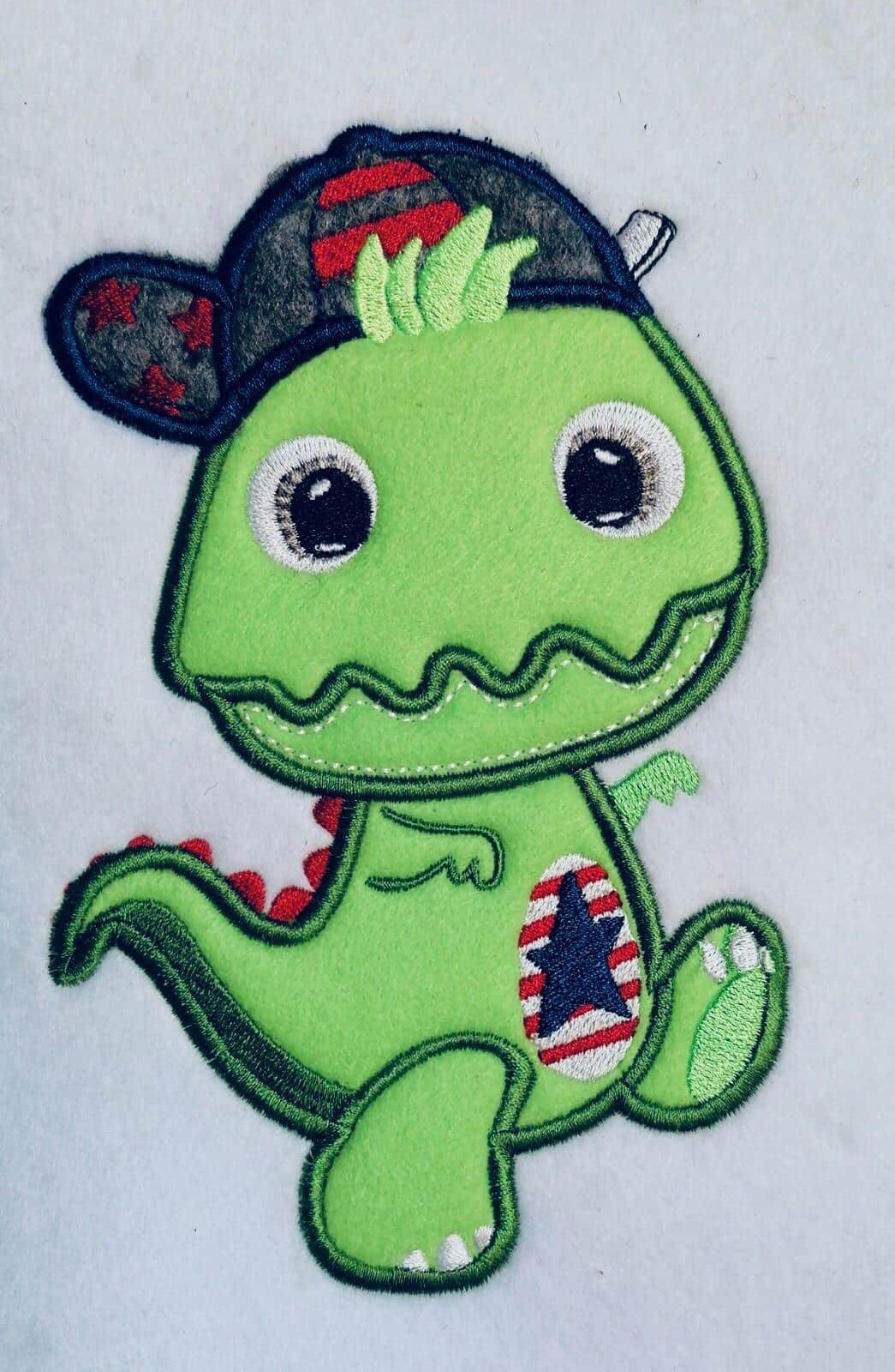 Dino Applikation Stickdatei – cooler Dino mit Basecap für kleine Abenteurer - Sewando