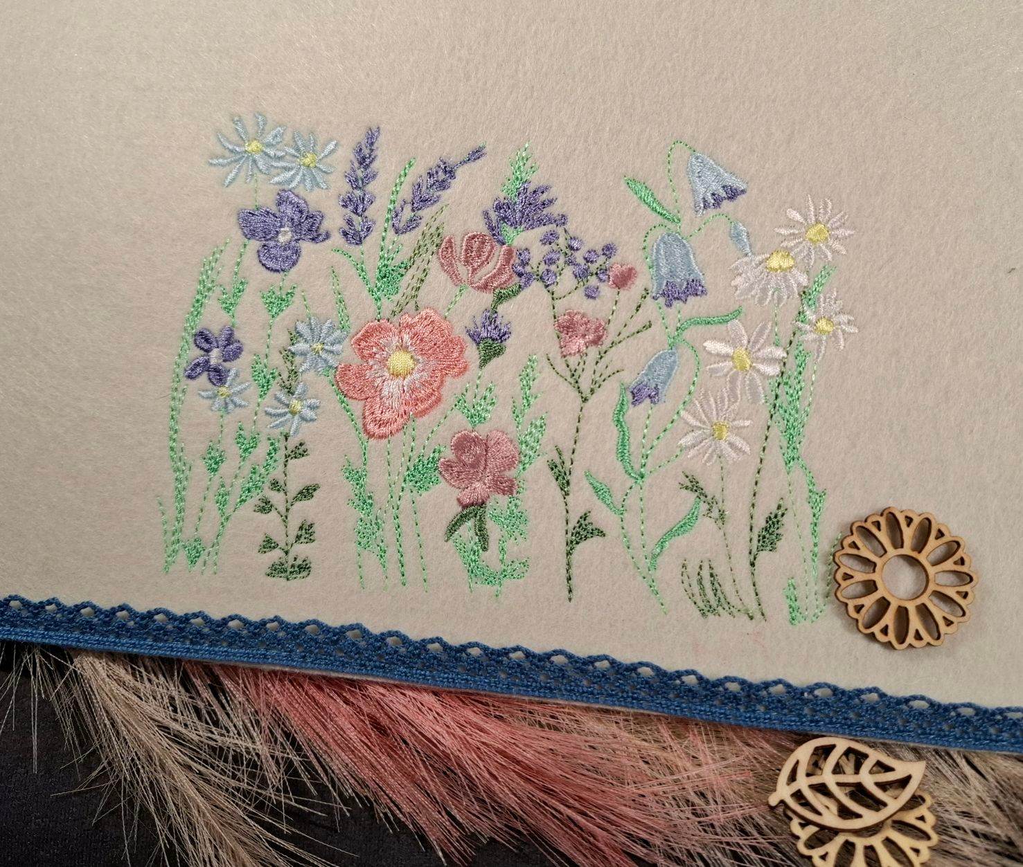 Blumenwiese mit Schmetterling – Stickdatei für deine Stickmaschine - Sewando