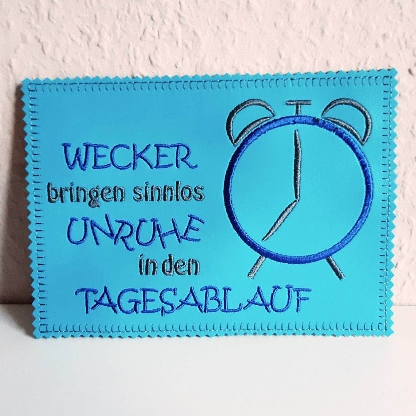 4x Stickdatei Wecker mit Spruch (deutsch) - Sewando