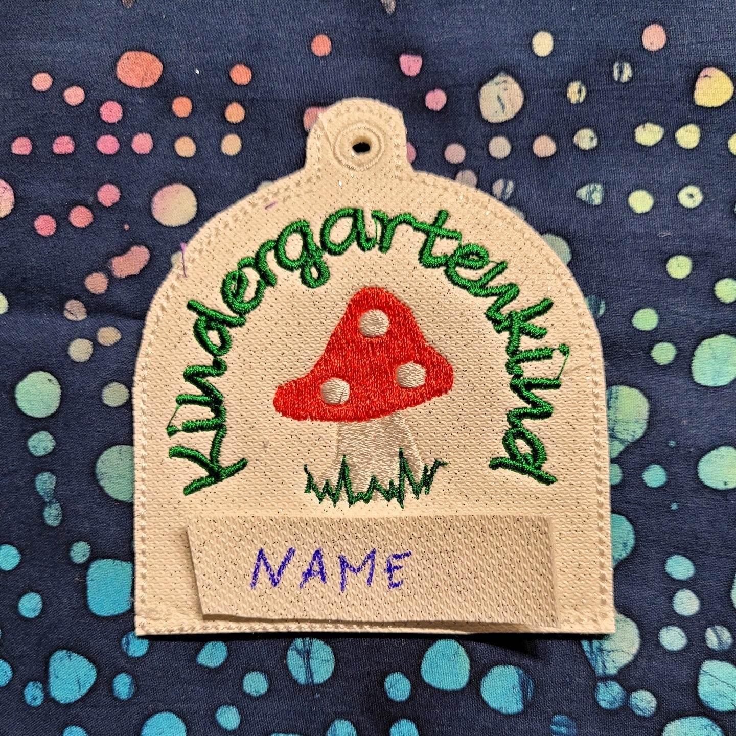 Stickdatei - Anhänger Kindergartenkind (personalisierbar) - Sewando
