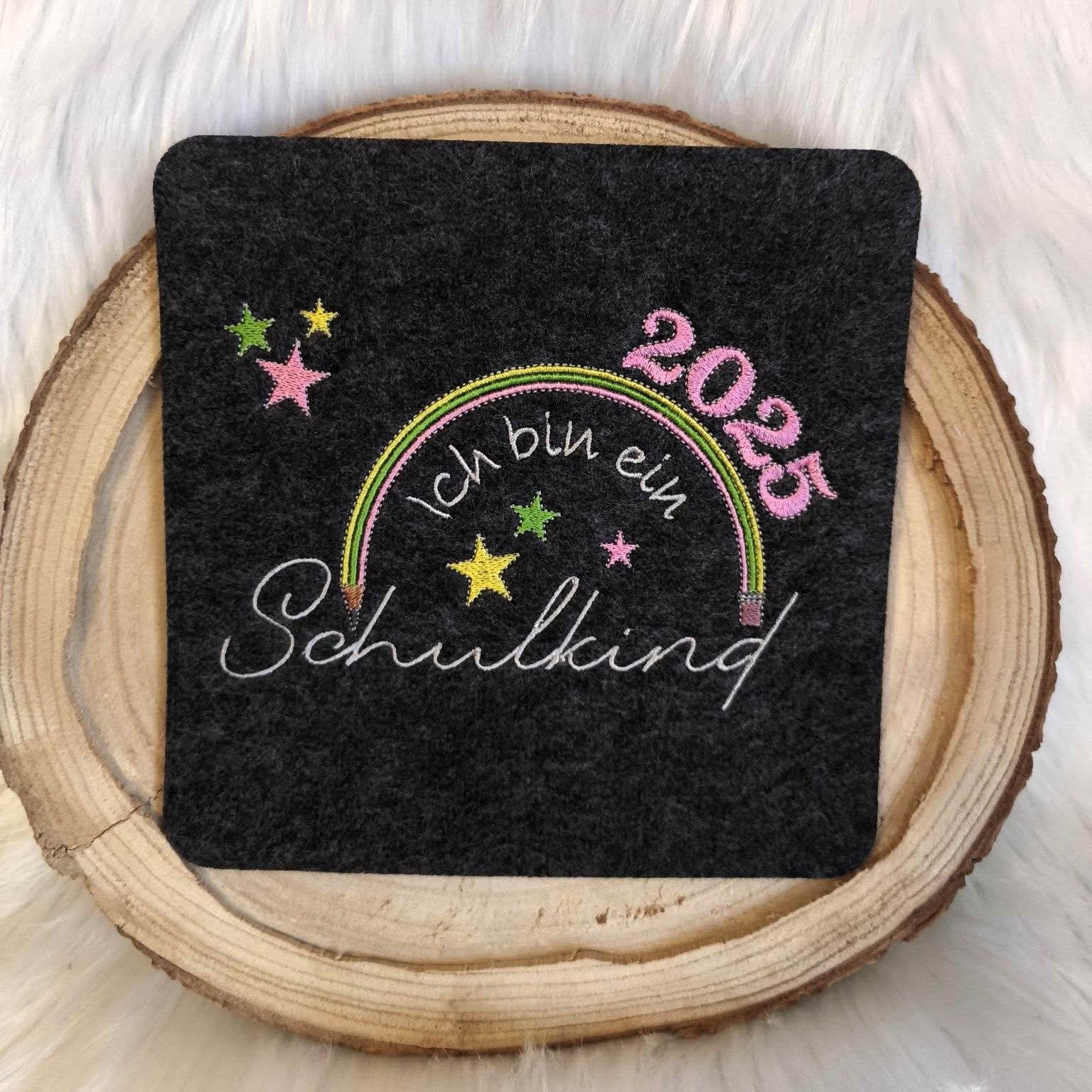 Stickdatei - Ich bin ein Schulkind 2025 (Regenbogen-Stift) - Sewando