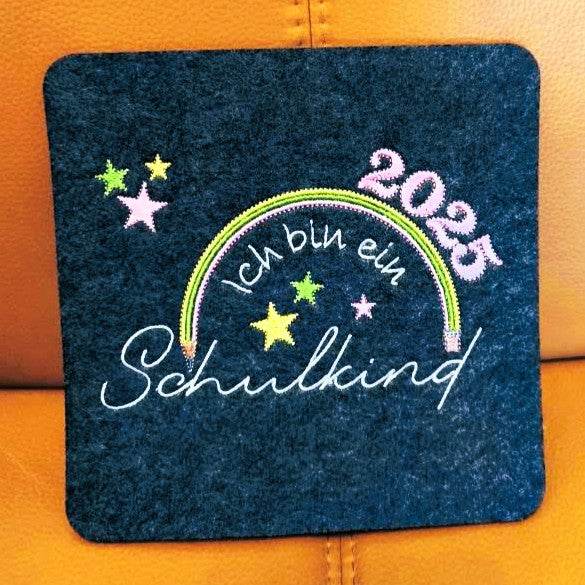 Stickdatei - Ich bin ein Schulkind 2025 (Regenbogen-Stift) - Sewando
