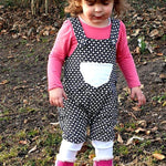 Schnittmuster Emmas kurze Beinchen Latzhose Größe 50/56 – 98/104 - Sewando