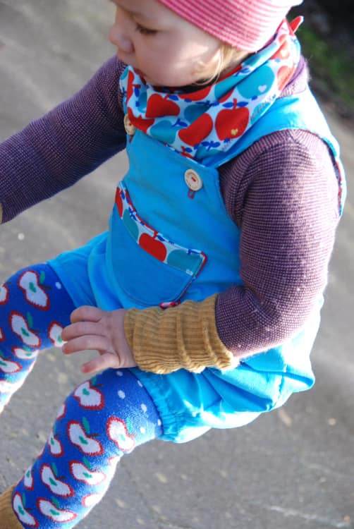 Schnittmuster Emmas kurze Beinchen Latzhose Größe 50/56 – 98/104 - Sewando