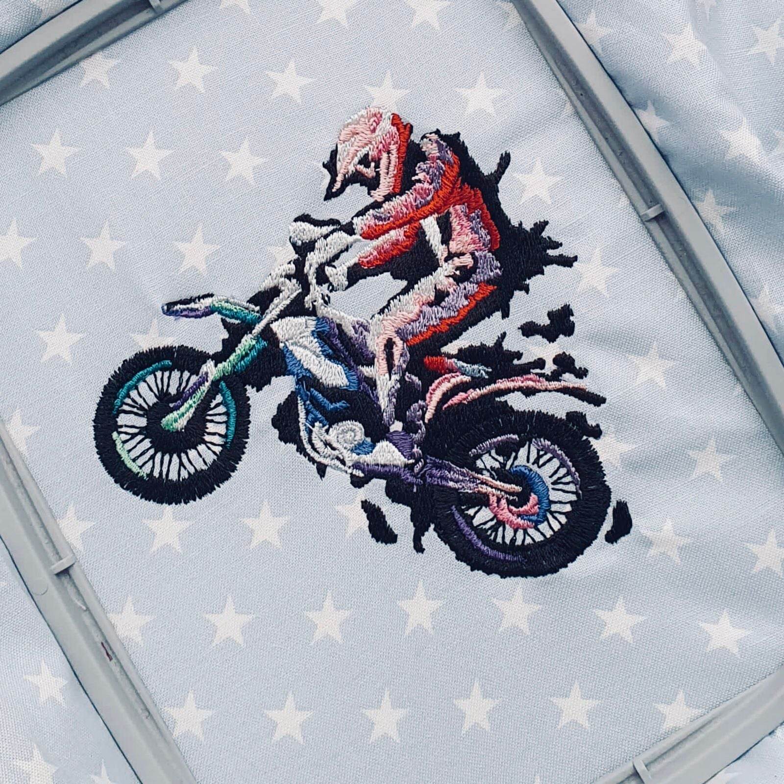 Biker Stickdatei – Actionreiches Motorrad-Motiv für starke Projekte - Sewando