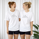 Digitale Plotterdatei „The Best Memories Come From Bad Ideas Done with Best Friends“ – Line Art Design mit zwei Mädels, die sich umarmen. Ideal für Freundschaftsgeschenke und DIY-Projekte für Freundinnen.