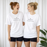 Digitale Plotterdatei „The Best Memories Come From Bad Ideas Done with Best Friends“ – Line Art Design mit zwei Mädels, die sich umarmen. Ideal für Freundschaftsgeschenke und DIY-Projekte für Freundinnen.