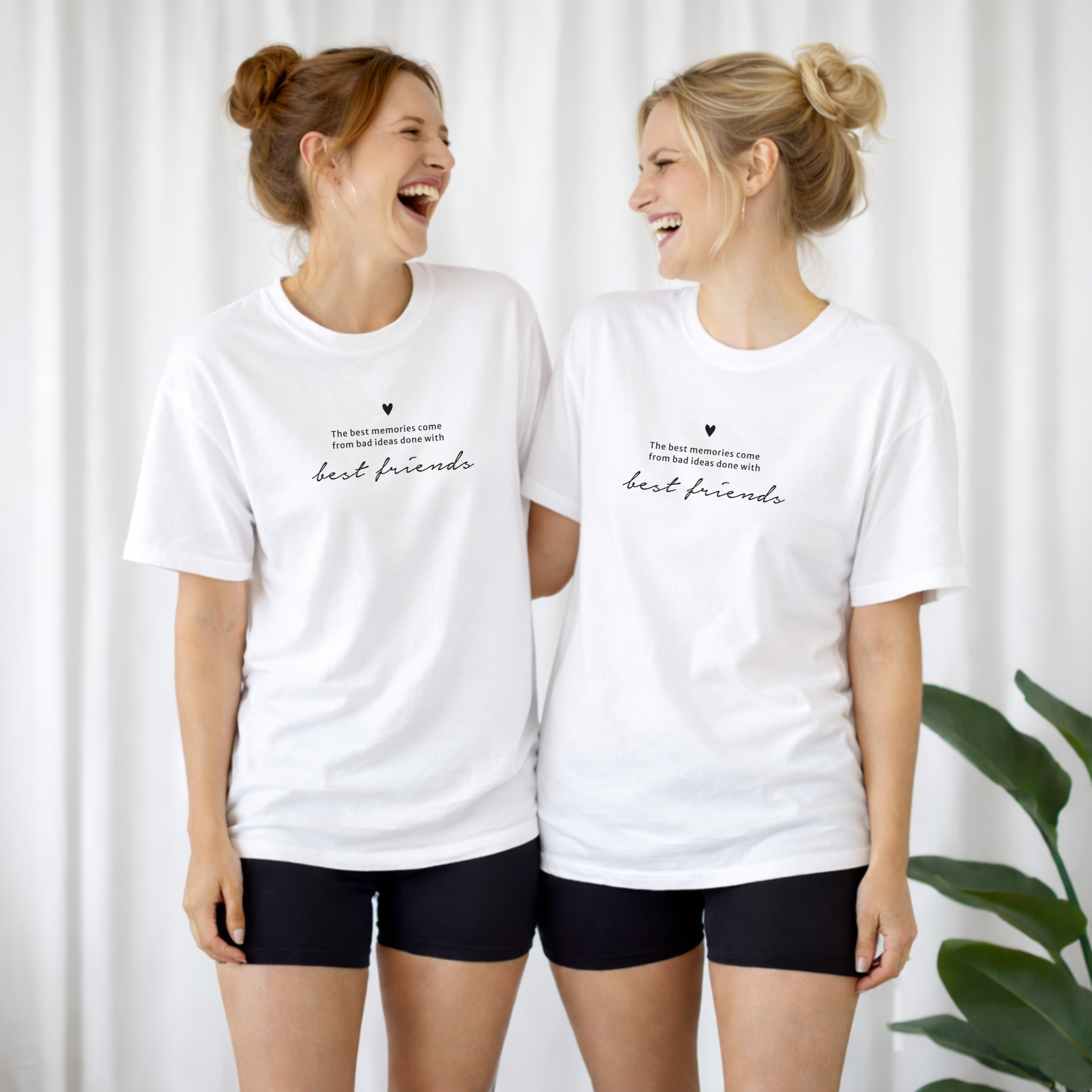 Digitale Plotterdatei „The Best Memories Come From Bad Ideas Done with Best Friends“ – Line Art Design mit zwei Mädels, die sich umarmen. Ideal für Freundschaftsgeschenke und DIY-Projekte für Freundinnen.