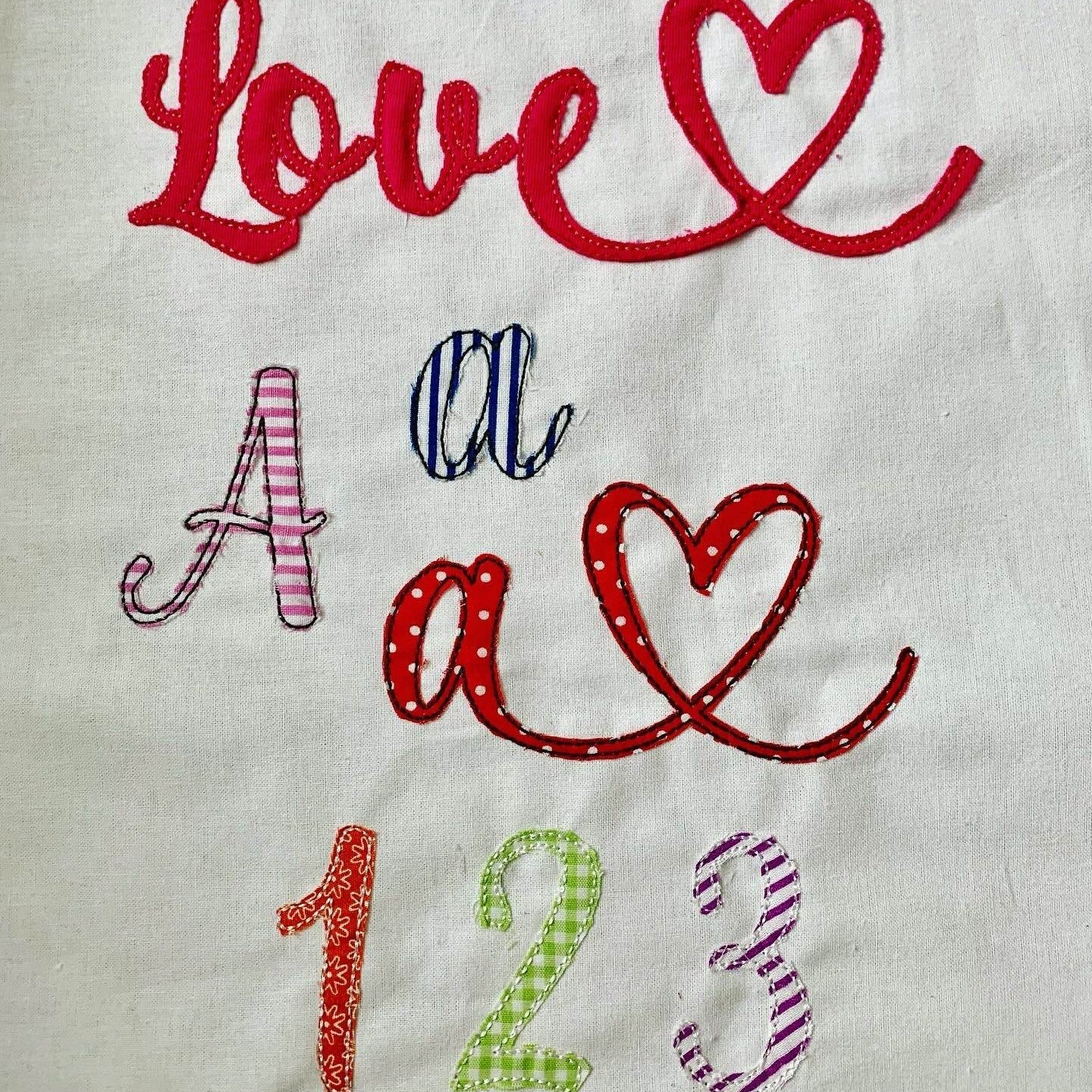 Stickdatei Schrift mit Herzen In Love 3 ca. 60mm Set 641 Doodle Applikation - Sewando