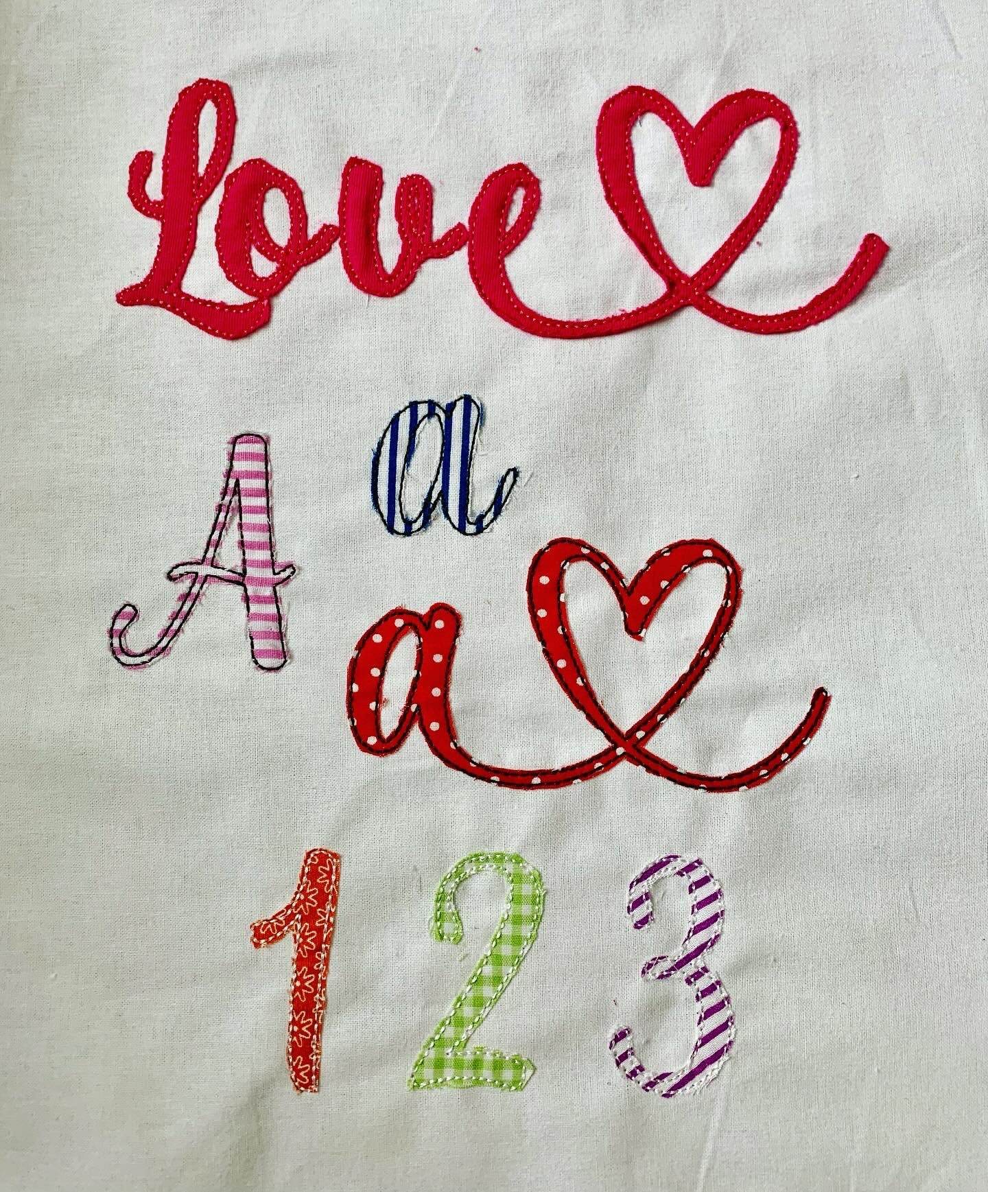 Stickdatei Schrift mit Herzen In Love 3 ca. 60mm Set 641 Doodle Applikation - Sewando