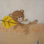 Stickdatei - Herbst Bär am Baum schlafend Kissen und Lätzchen SET ITH - Sewando