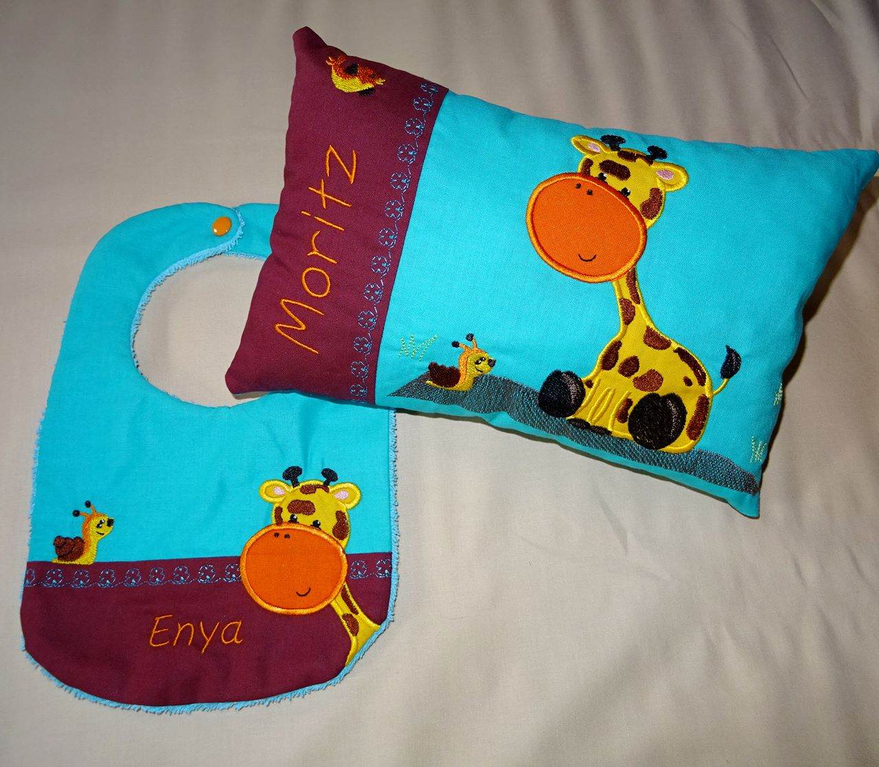 Stickdatei - Giraffe mit Schnecke Kissen und Laetzchen SET ITH - Sewando