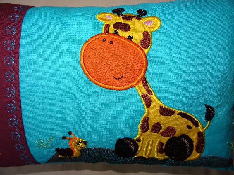 Stickdatei - Giraffe mit Schnecke Kissen und Laetzchen SET ITH - Sewando