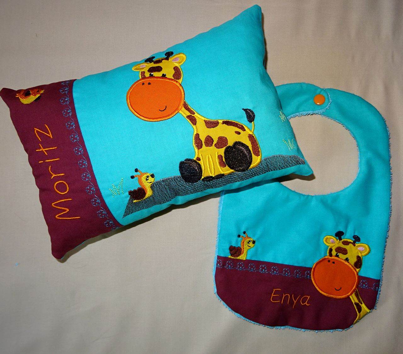 Stickdatei - Giraffe mit Schnecke Kissen und Laetzchen SET ITH - Sewando