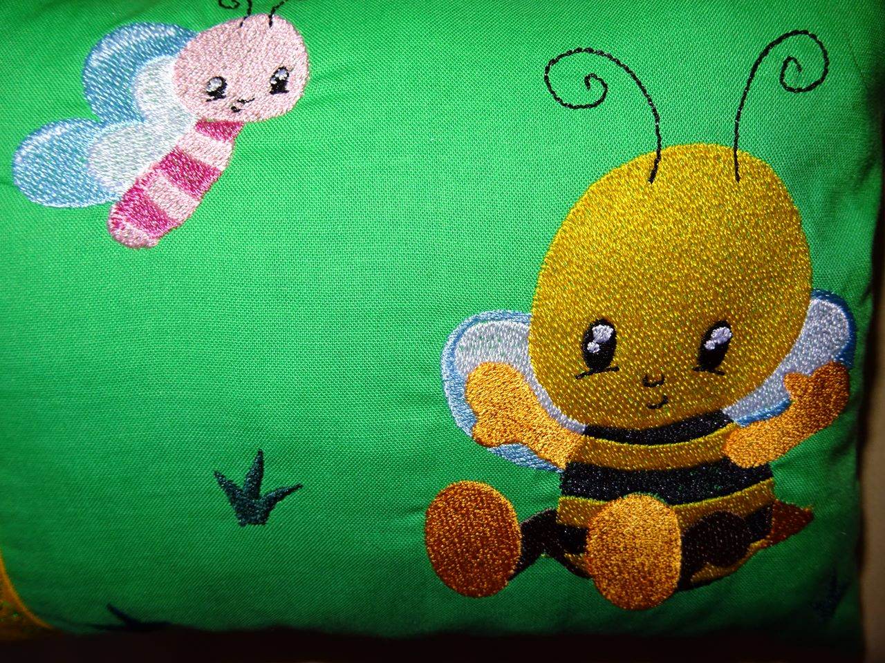 Stickdatei - Biene mit Schmetterling Kissen und Laetzchen SET ITH - Sewando