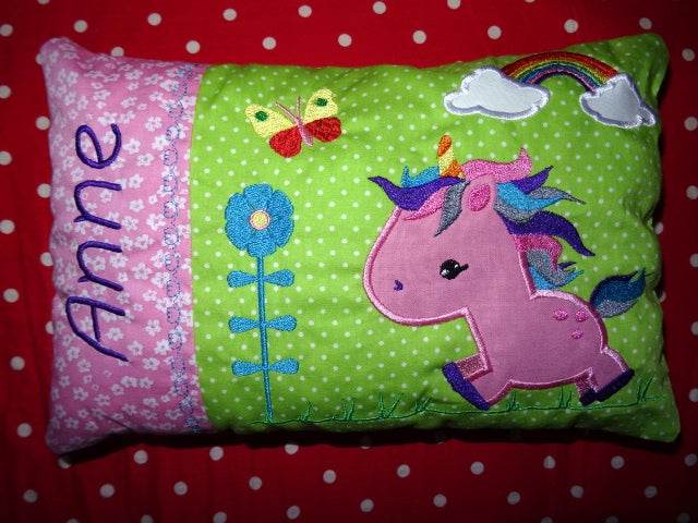 Stickdatei Einhorn und Schmetterling mit Regenbogen - Sewando