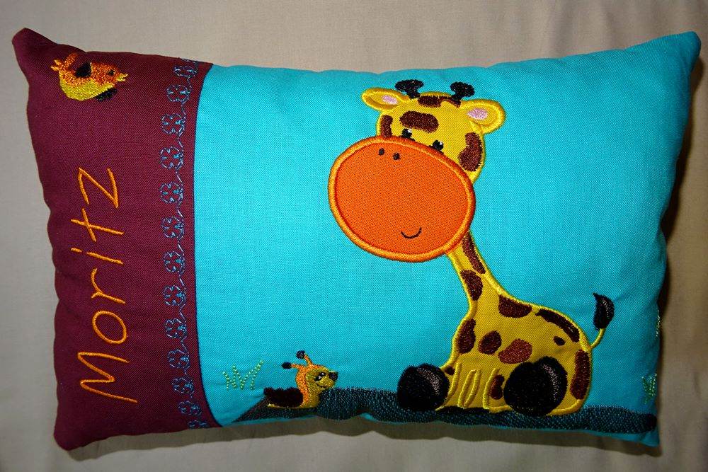 Stickdatei - Giraffe mit Schnecke Kissen und Laetzchen SET ITH - Sewando