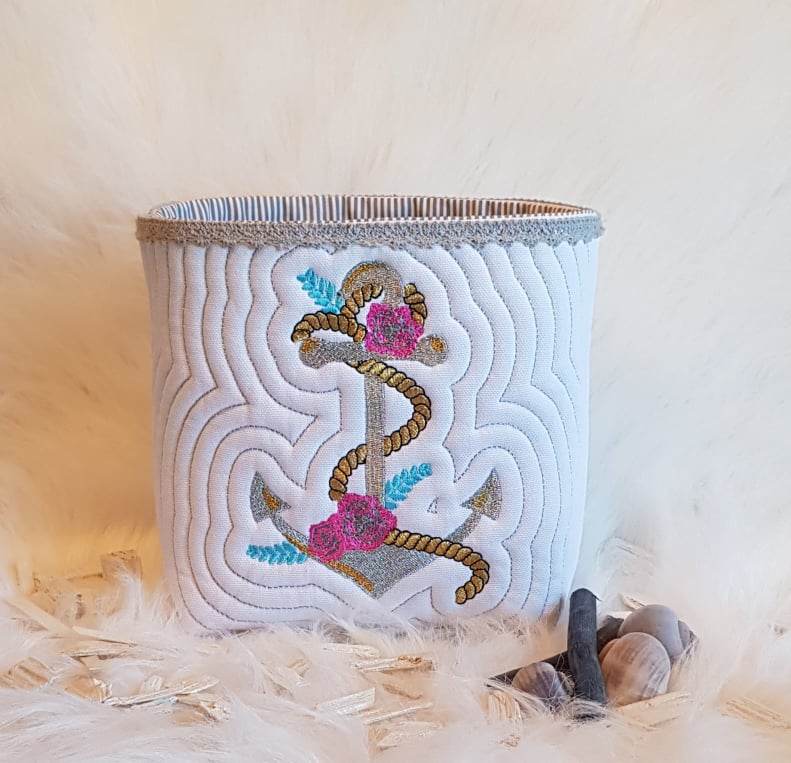 Anker Stickdatei – Maritimes Motiv mit Blumen und Seil - Sewando