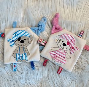 Stickdatei Teddy Pirat Girl und Boy Knistertuch, Schnullertuch Set 751 - Sewando
