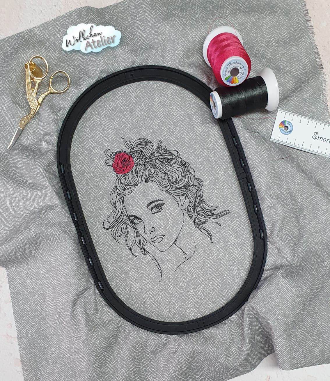 Doodle Frau „Selene“ Stickdatei – geheimnisvolle Schönheit mit Rosenkranz im Haar für deine Stickmaschine - Sewando