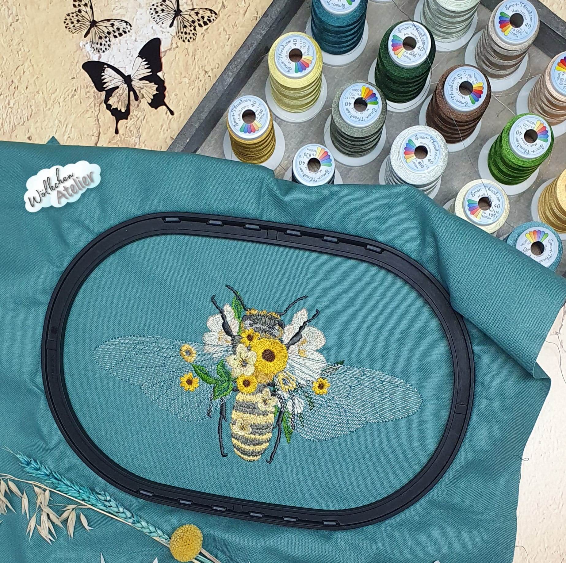 Biene Stickdatei – Florales Sommermotiv mit Blüten & feinen Details - Sewando