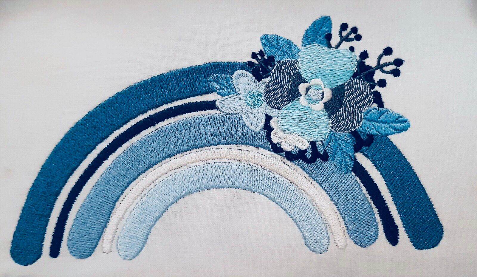 Regenbogen mit Blumen Stickdatei – modernes Motiv für kreative Deko & Geschenke - Sewando
