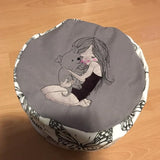 Mädchen mit Hund Stickdatei, zärtiges Motiv eines Mädchens mit Welpen für deine Stickmaschine.