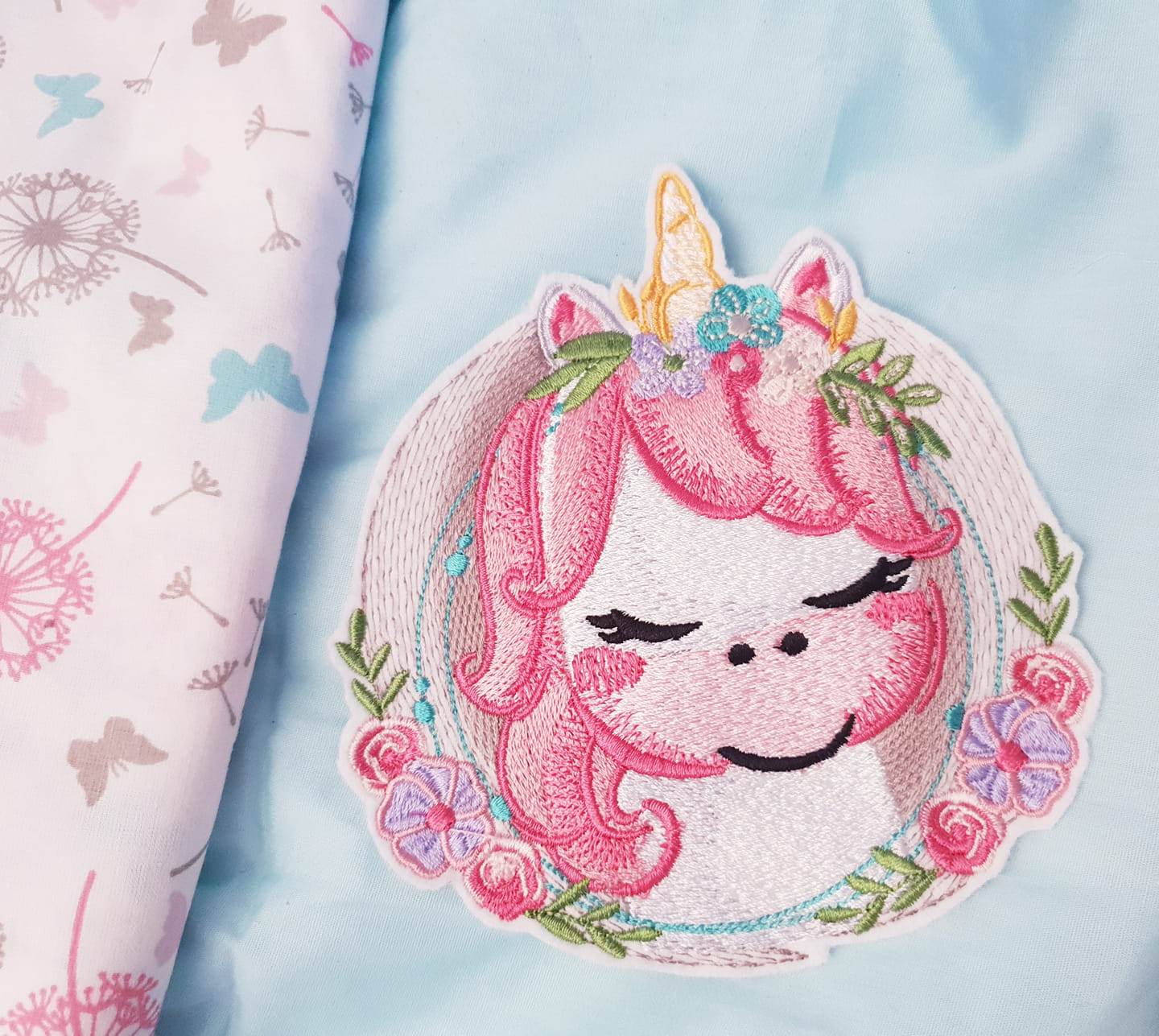 Einhorn Stickdatei, zarter Blumen-Charme für deine Stickmaschine - Sewando