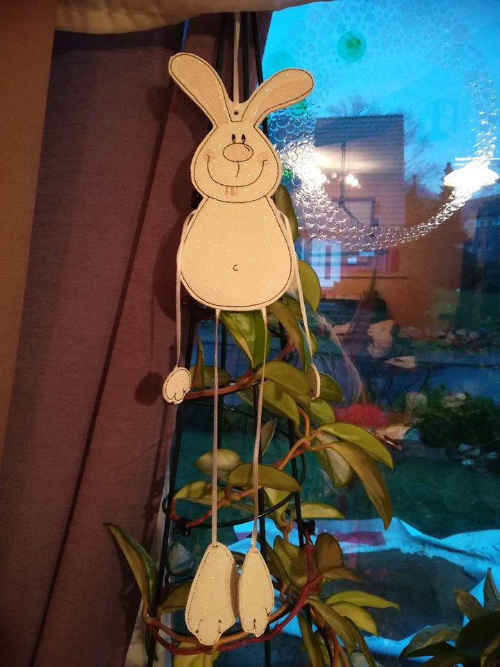Stickdatei Hase HOPPEL mit Baumelbeinen in 2 Größen - Sewando