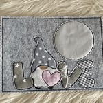 Stickdatei Mug Rug Doodle Wichtel Gnome in Love Set 907 - Sewando