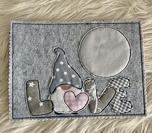 Stickdatei Mug Rug Doodle Wichtel Gnome in Love Set 907 - Sewando