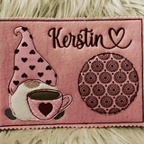 Stickdatei Mug Rug Doodle Wichtel Gnome mit Tasse Set 907c In the Hoop - Sewando