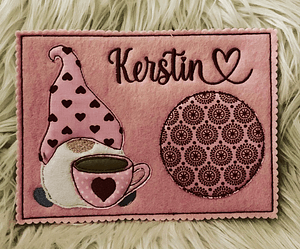 Stickdatei Mug Rug Doodle Wichtel Gnome mit Tasse Set 907c In the Hoop - Sewando