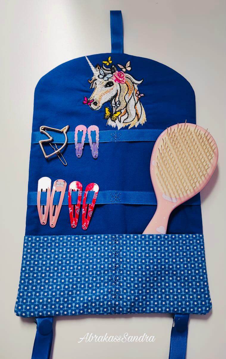 Einhorn Stickdatei, Einhornkopf mit Schmetterlingen für deine Stickmaschine - Sewando