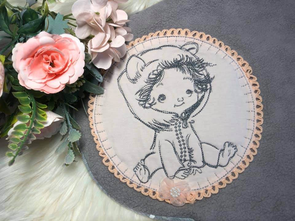 Baby Stickdatei – Kleines Baby im Bärenanzug zum Verlieben - Sewando