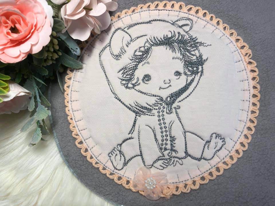 Baby Stickdatei – Kleines Baby im Bärenanzug zum Verlieben - Sewando
