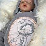 Baby Stickdatei – Kleines Baby im Bärenanzug zum Verlieben - Sewando
