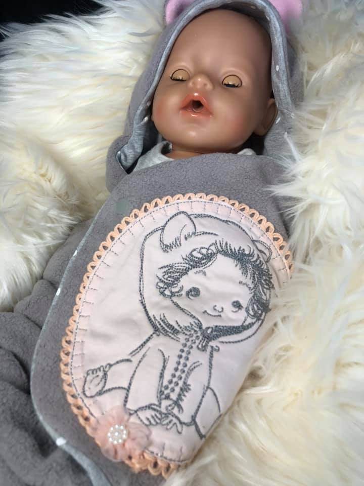 Baby Stickdatei – Kleines Baby im Bärenanzug zum Verlieben - Sewando